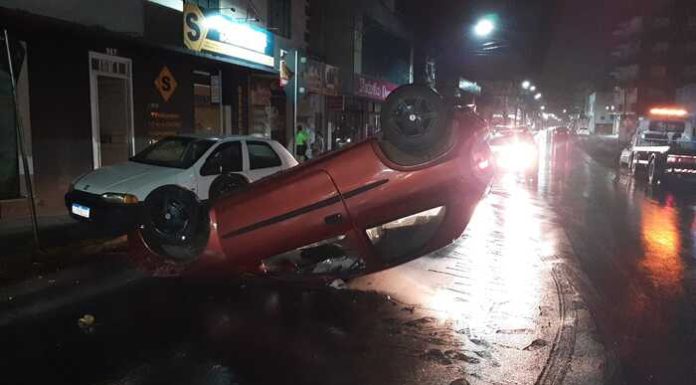 Veículo colide e capota no Centro de Sombrio