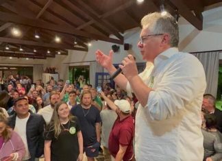 Tiago Zilli comemora vitória ao lado da família e apoiadores