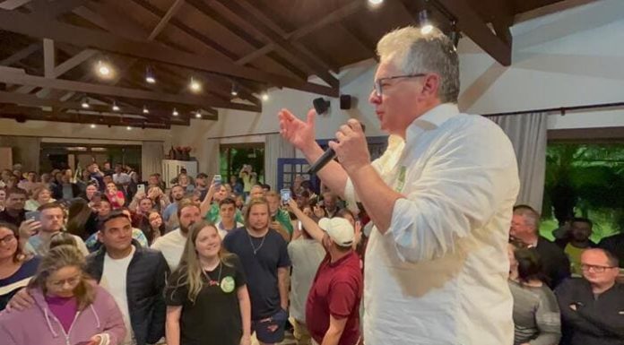 Tiago Zilli comemora vitória ao lado da família e apoiadores