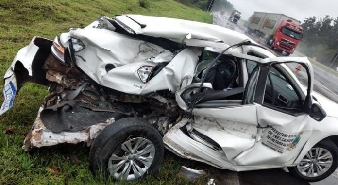 Duas pessoas morrem e uma fica ferida após carro colidir com guincho de concessionária na freeway