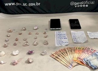 Dupla é detida após fugir da PM e jogar sacola com drogas em rio