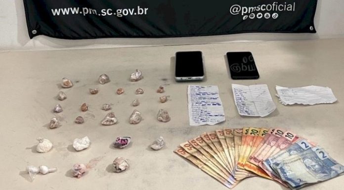 Dupla é detida após fugir da PM e jogar sacola com drogas em rio