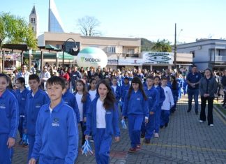 Timbé do Sul contempla estudantes com uniforme
