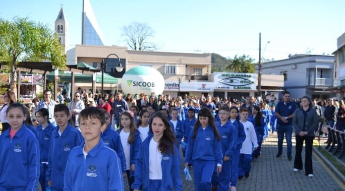 Timbé do Sul contempla estudantes com uniforme