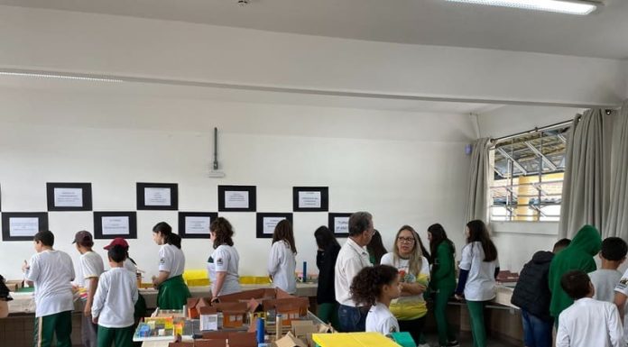 Alunos de Maracajá recriam a própria escola em maquetes