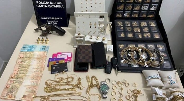 Em ação rápida da PM, quatro homens são detidos após roubo em joalheria