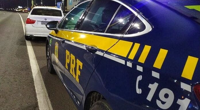 Capotamento é registrado em frente ao posto da PRF em Araranguá