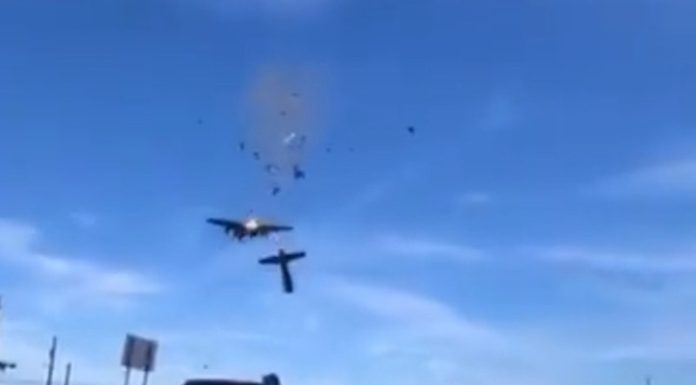 Seis pessoas morrem após colisão de dois aviões militares usados durante a Segunda Guerra Mundial