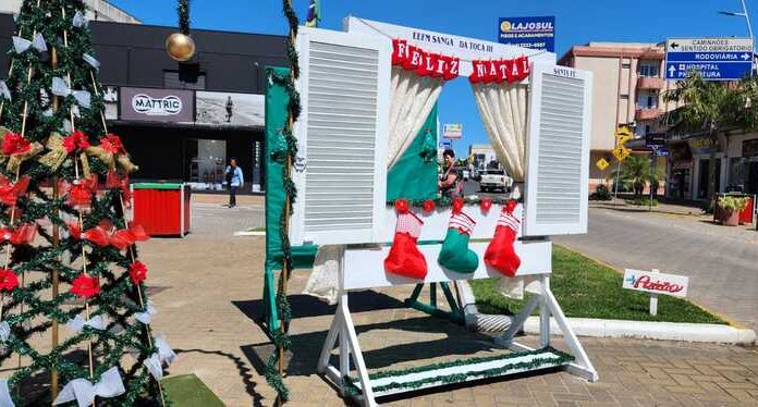 Decoração começa a dar cara de Natal ao Centro de Sombrio