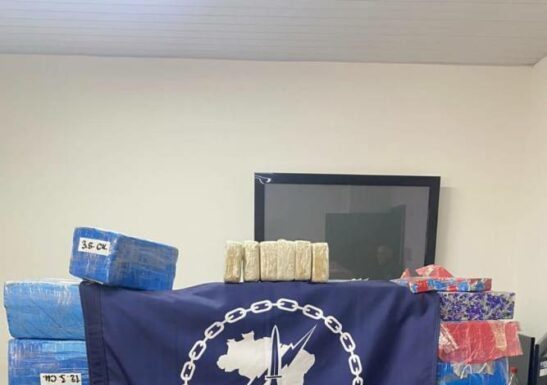 Ação conjunta da PRF e PM intercepta carregamento milionário de entorpecentes e prende morador de Sombrio