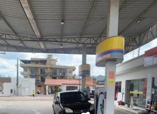 Mulher colide com o veículo em bomba de combustível