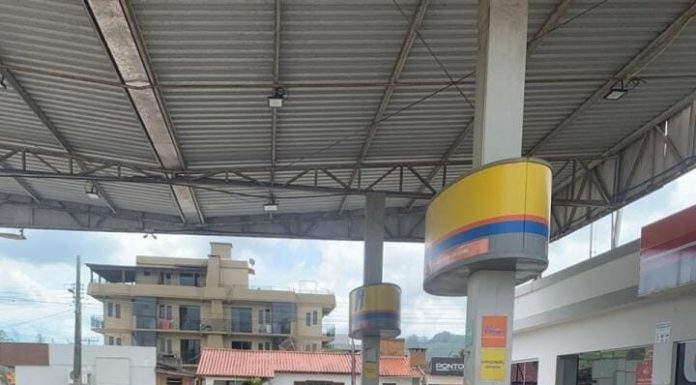 Mulher colide com o veículo em bomba de combustível