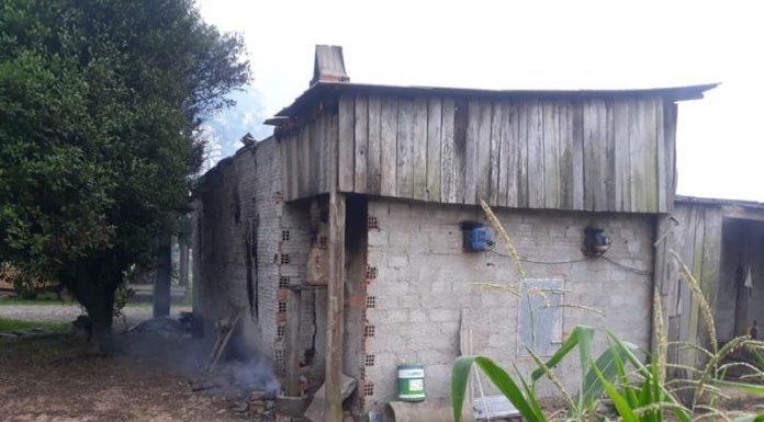 Estufa de fumo pega fogo em Turvo