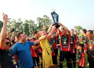 Maracajá levanta a taça de campeão da Copa Amesc de Seleções
