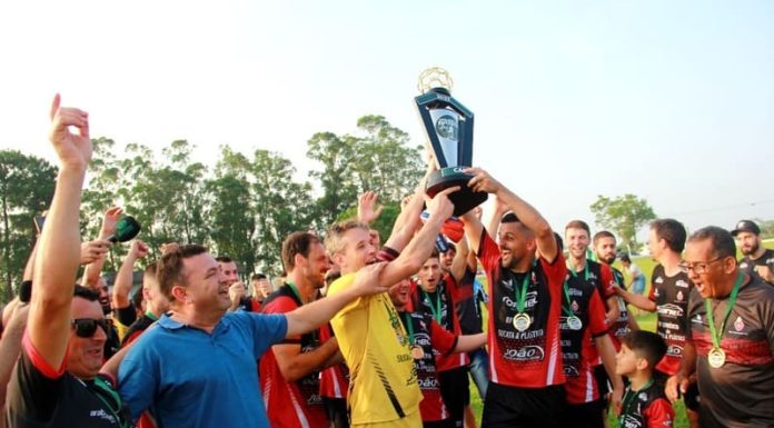 Maracajá levanta a taça de campeão da Copa Amesc de Seleções