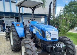 Timbé do Sul recebe trator e implemento para agricultura