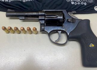 Homem é preso após ameaçar pessoas com arma de fogo em festa