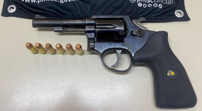 Homem é preso após ameaçar pessoas com arma de fogo em festa