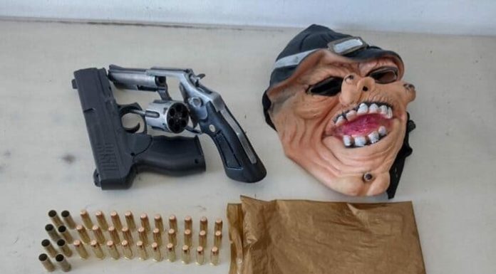 Homem que espancou enteada é preso pela Polícia Militar; ele portava arma de fogo municiada