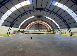 Estrutura metálica e piso de concreto já estão em quadra poliesportiva em Timbé do Sul
