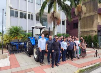 Prefeitura de Sombrio entrega novo trator à população