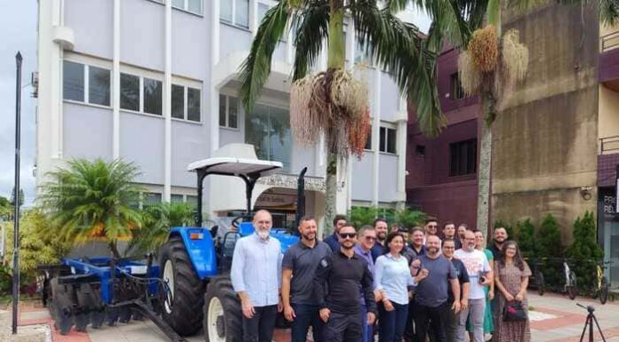 Prefeitura de Sombrio entrega novo trator à população