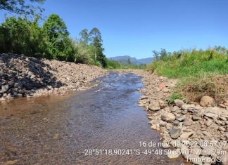 Máquinas trabalham em desassoreamento de rios em Timbé do Sul
