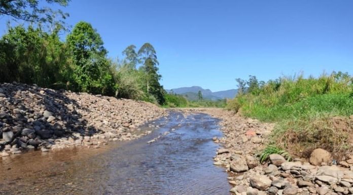 Máquinas trabalham em desassoreamento de rios em Timbé do Sul