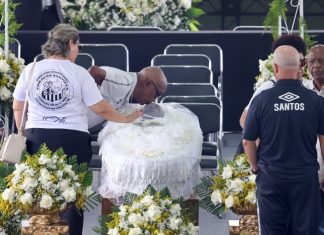 Corpo do Pelé começou a ser velado na Vila Belmiro