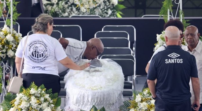 Corpo do Pelé começou a ser velado na Vila Belmiro