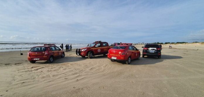 Corpo encontrado na praia em Passo de Torres é de jovem desaparecido