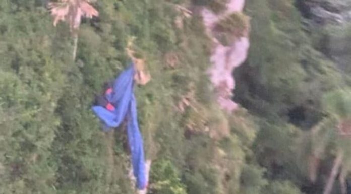 Balneário Morro dos Conventos: piloto de parapente é resgatado pela aeronave do Saer/Sarasul