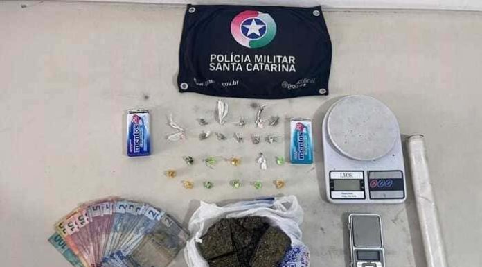 PM prende dois jovens por tráfico de drogas em Araranguá