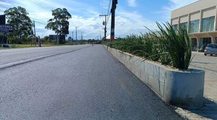 Ciclovia na rodovia José Tiscoski começa a ser asfaltada