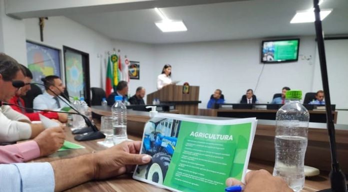 Prefeita Gislaine Cunha apresenta metas e ações para 2023 na Câmara de Vereadores