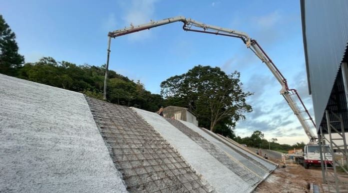 Obra de contenção vai proteger escola e igreja, em Santa Rosa do Sul