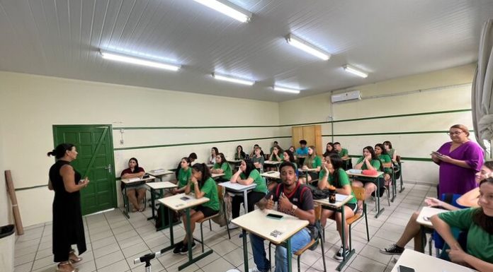 Prefeita Gislaine Cunha ministra palestra em Santa Rosa do Sul