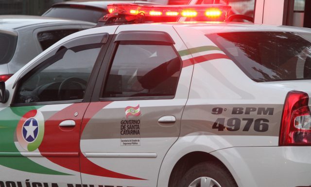 Jovem é abordado com droga e se altera com a polícia em Sombrio