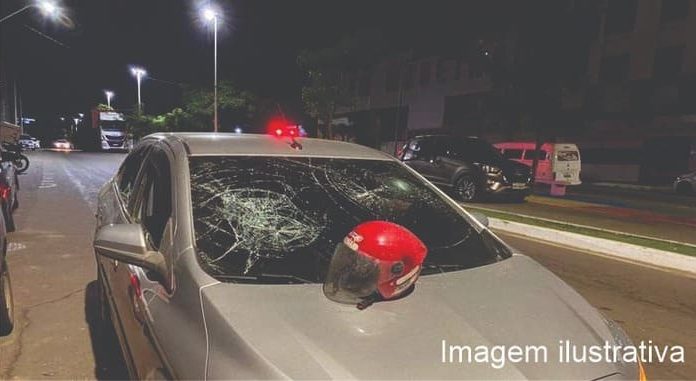 Homem ameaça ex-mulher e quebra carro do amigo dela