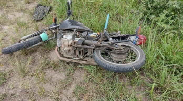 Adolescente sofre acidente com moto furtada e acaba detido pela PM