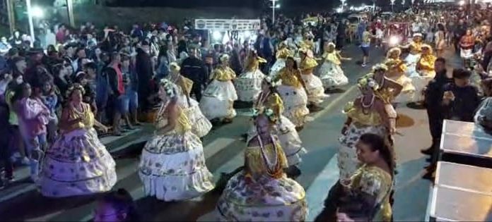 Carnagaiva voltou com desfile da Escola de Samba e música para todos os gostos