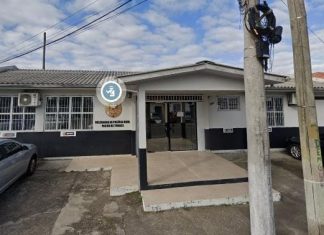 Mulher e detida após depredar delegacia de Passo de Torres