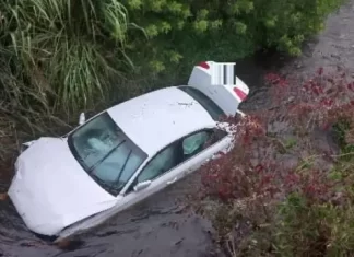 Motorista não obedece à ordem de parada e causa acidente