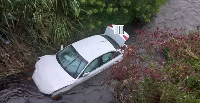 Motorista não obedece à ordem de parada e causa acidente