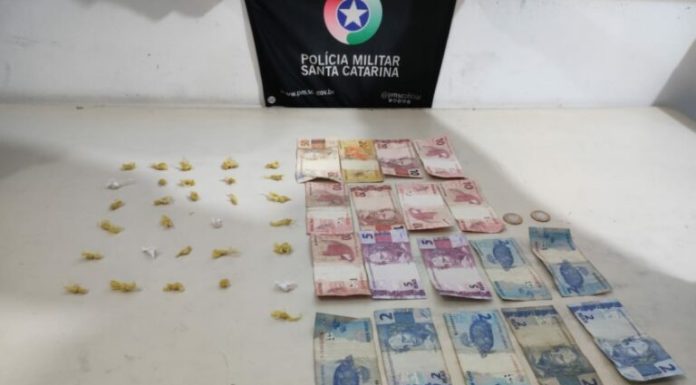 Dois homens são presos com pedras de crack e dinheiro