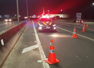 Homem ateia fogo no próprio corpo e PRF apaga as chamas com extintor