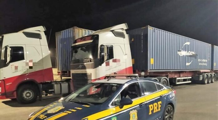 Carretas são flagradas com excesso de carga em Araranguá
