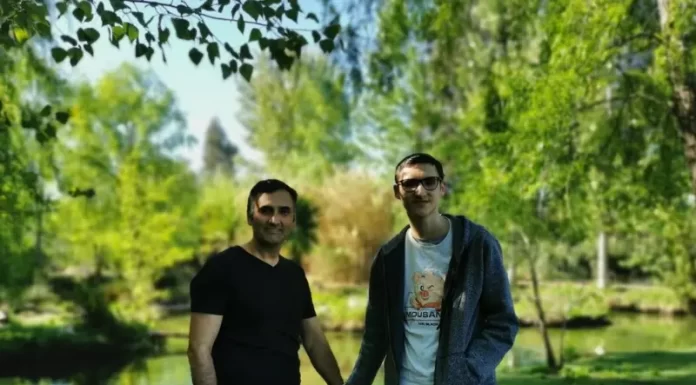Pai sofre ataques por passear de mãos dadas com filho autista