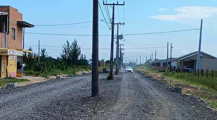 Empresa aguarda retirada de postes na Rodovia Caminhos do Mar