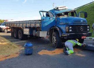 Caminhão tomba em São João do Sul e gera prejuízo
